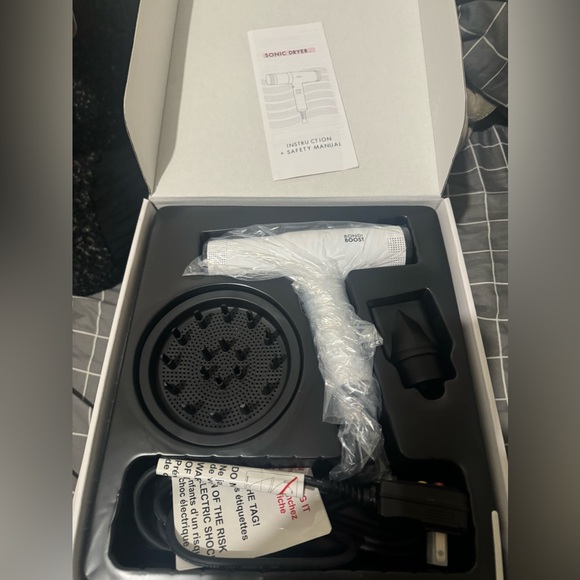 Hair dryer with diffuser - Picture 2 of 3